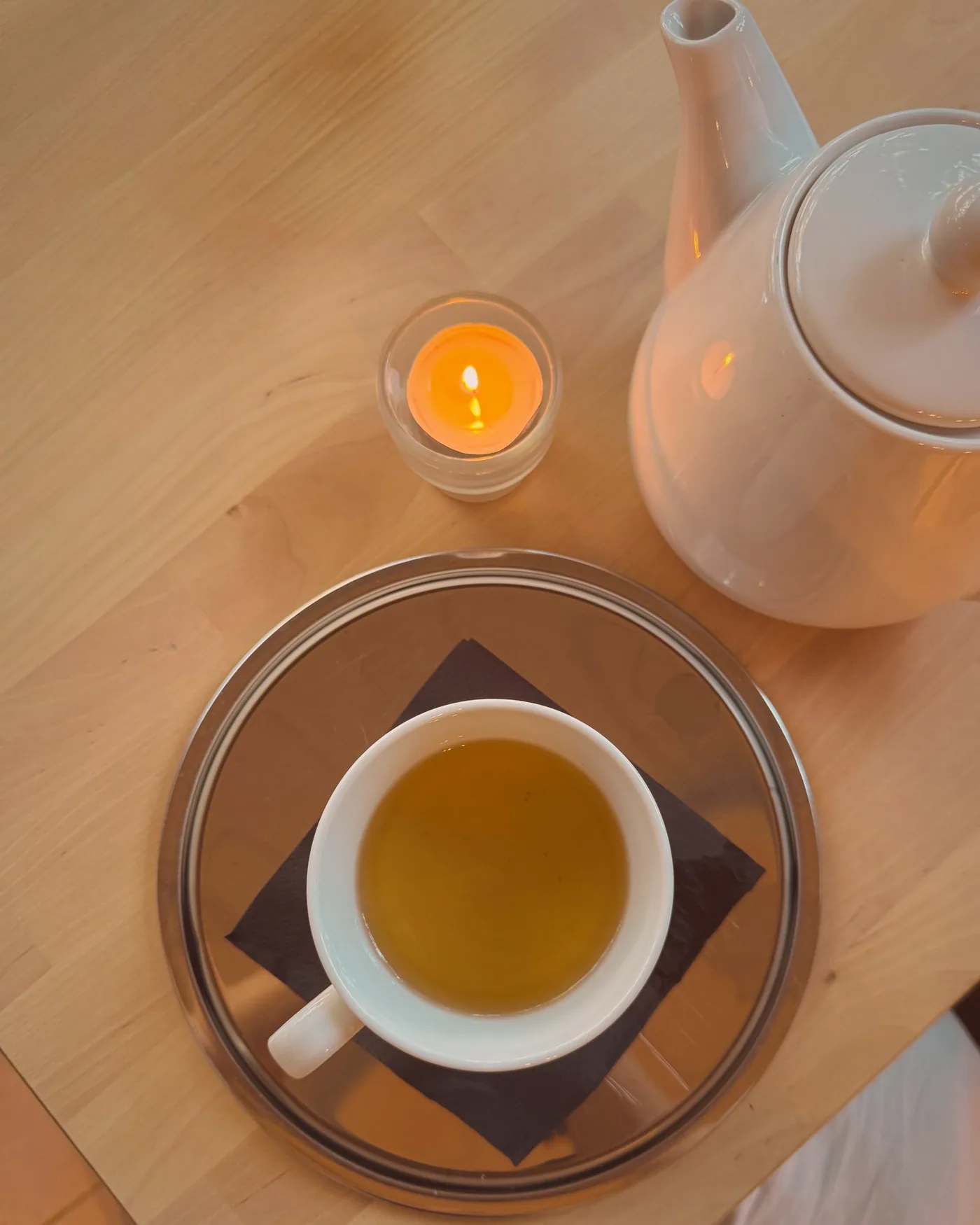 Frissen főzött tea a vacsoraasztal szélén
